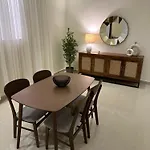 شقة فاخرة بغرفتين نوم في حي الملقا